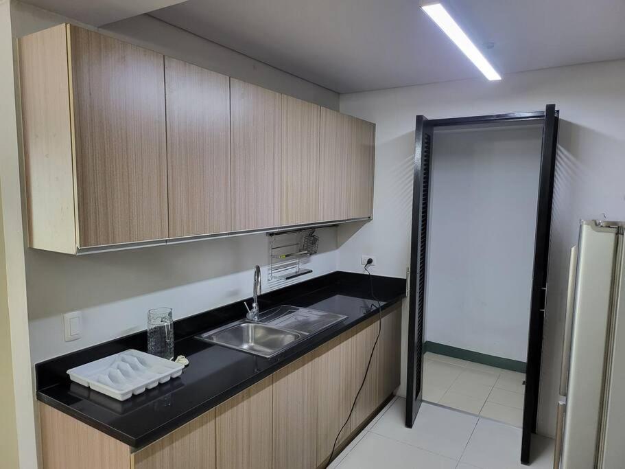 Luxury @ Bgc Sleeps 6 Comfortably Fast Wifi Pool! Daire Manila Dış mekan fotoğraf