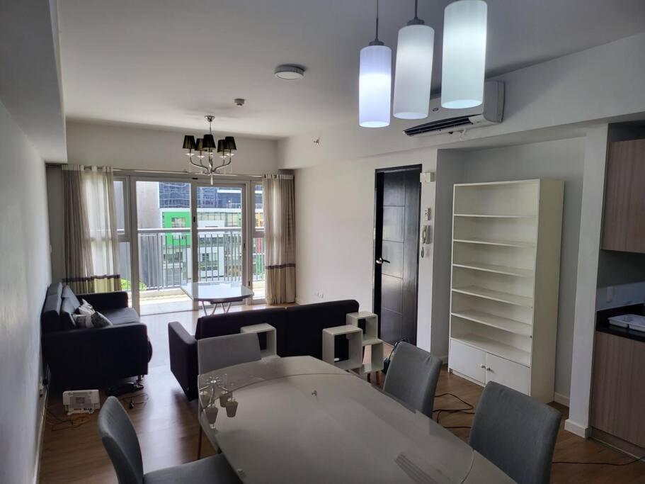 Luxury @ Bgc Sleeps 6 Comfortably Fast Wifi Pool! Daire Manila Dış mekan fotoğraf