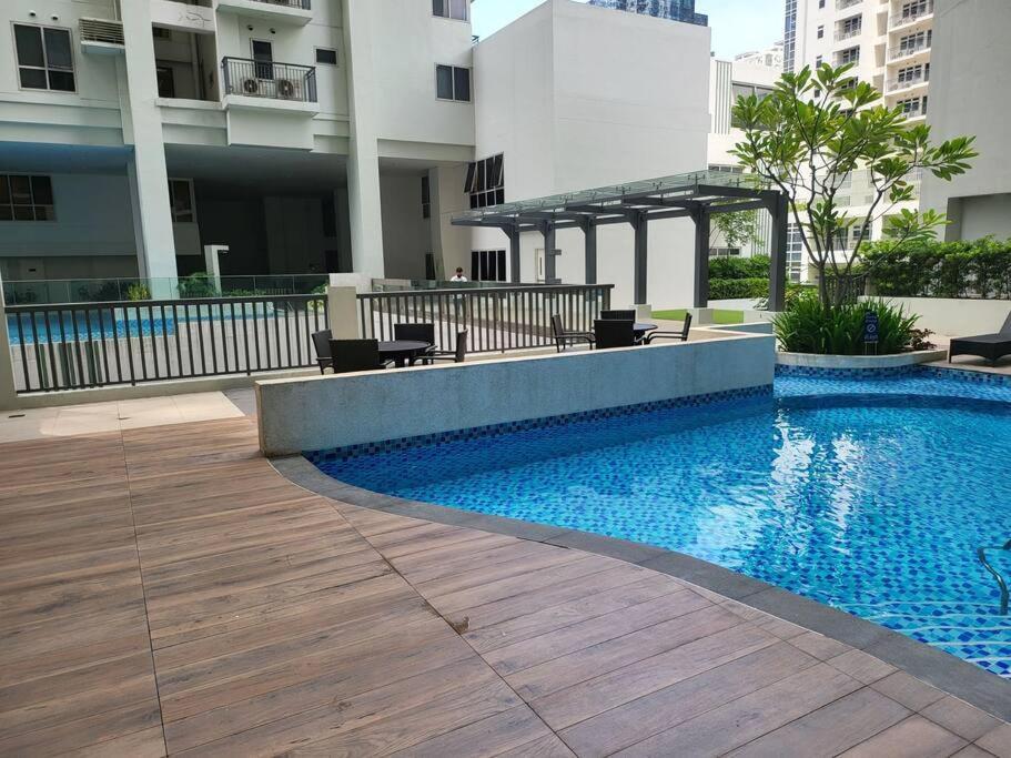 Luxury @ Bgc Sleeps 6 Comfortably Fast Wifi Pool! Daire Manila Dış mekan fotoğraf
