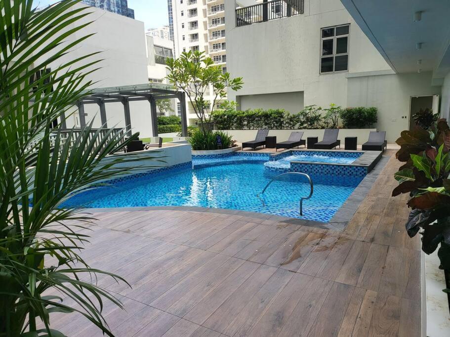 Luxury @ Bgc Sleeps 6 Comfortably Fast Wifi Pool! Daire Manila Dış mekan fotoğraf