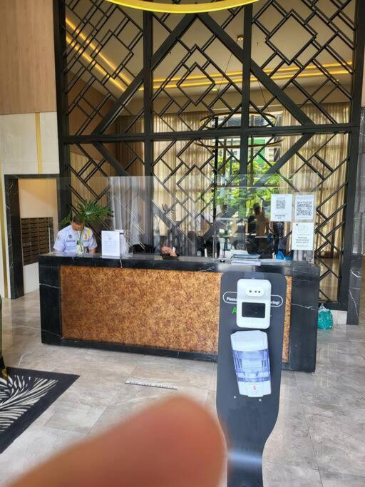 Luxury @ Bgc Sleeps 6 Comfortably Fast Wifi Pool! Daire Manila Dış mekan fotoğraf