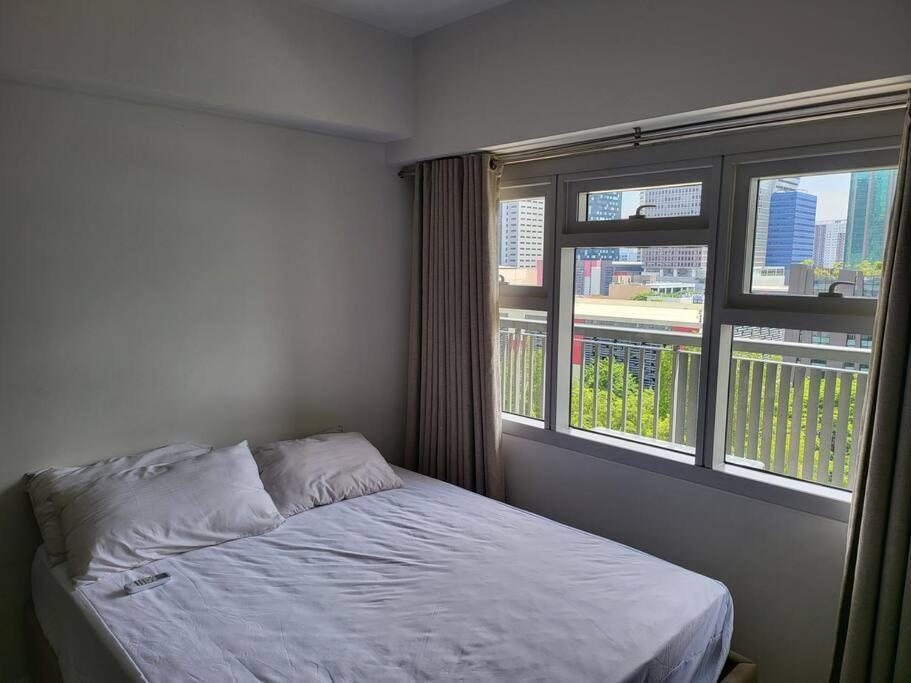 Luxury @ Bgc Sleeps 6 Comfortably Fast Wifi Pool! Daire Manila Dış mekan fotoğraf