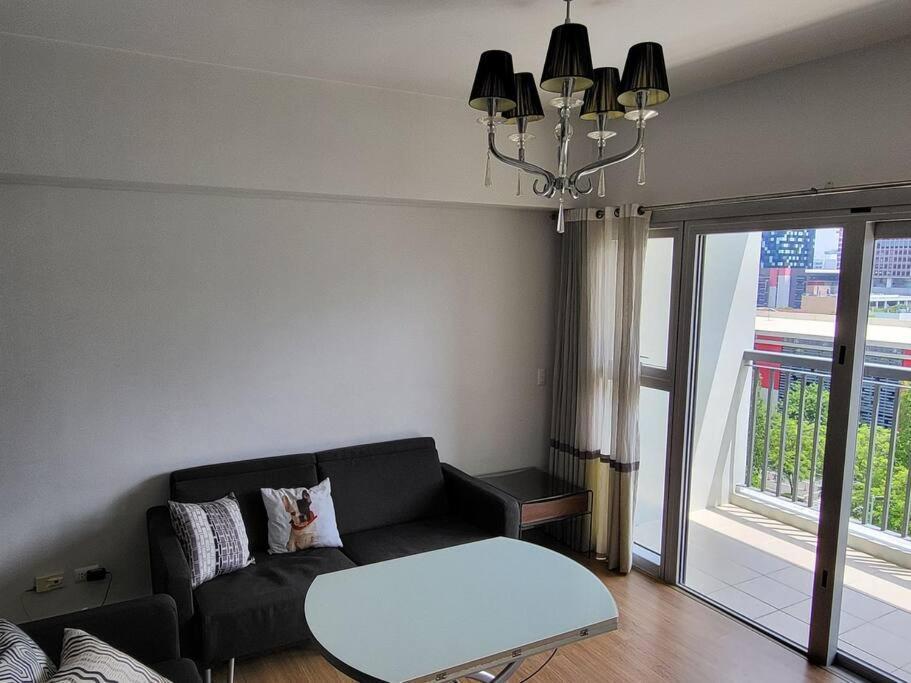 Luxury @ Bgc Sleeps 6 Comfortably Fast Wifi Pool! Daire Manila Dış mekan fotoğraf