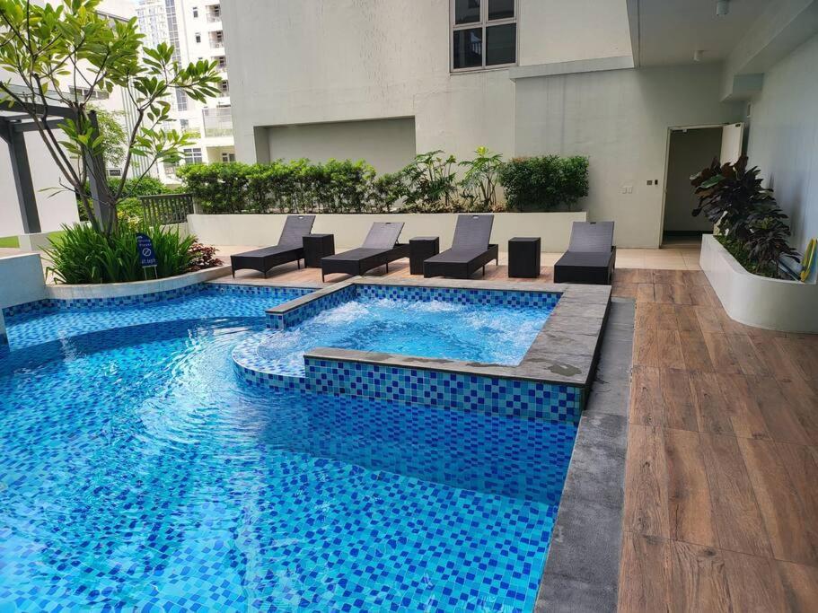 Luxury @ Bgc Sleeps 6 Comfortably Fast Wifi Pool! Daire Manila Dış mekan fotoğraf
