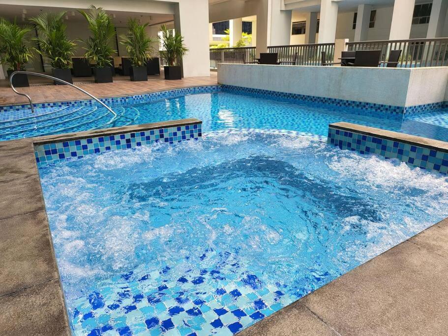 Luxury @ Bgc Sleeps 6 Comfortably Fast Wifi Pool! Daire Manila Dış mekan fotoğraf