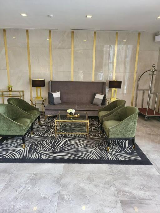 Luxury @ Bgc Sleeps 6 Comfortably Fast Wifi Pool! Daire Manila Dış mekan fotoğraf