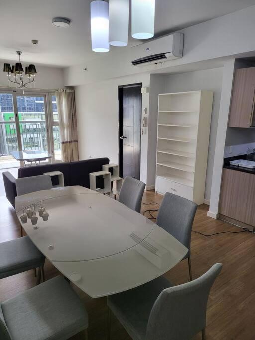 Luxury @ Bgc Sleeps 6 Comfortably Fast Wifi Pool! Daire Manila Dış mekan fotoğraf