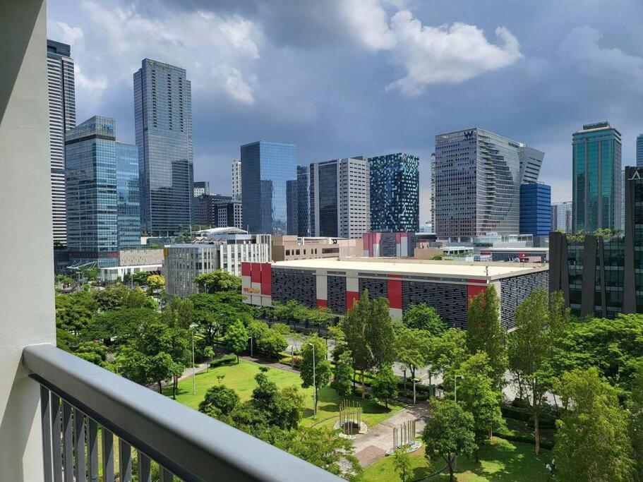 Luxury @ Bgc Sleeps 6 Comfortably Fast Wifi Pool! Daire Manila Dış mekan fotoğraf