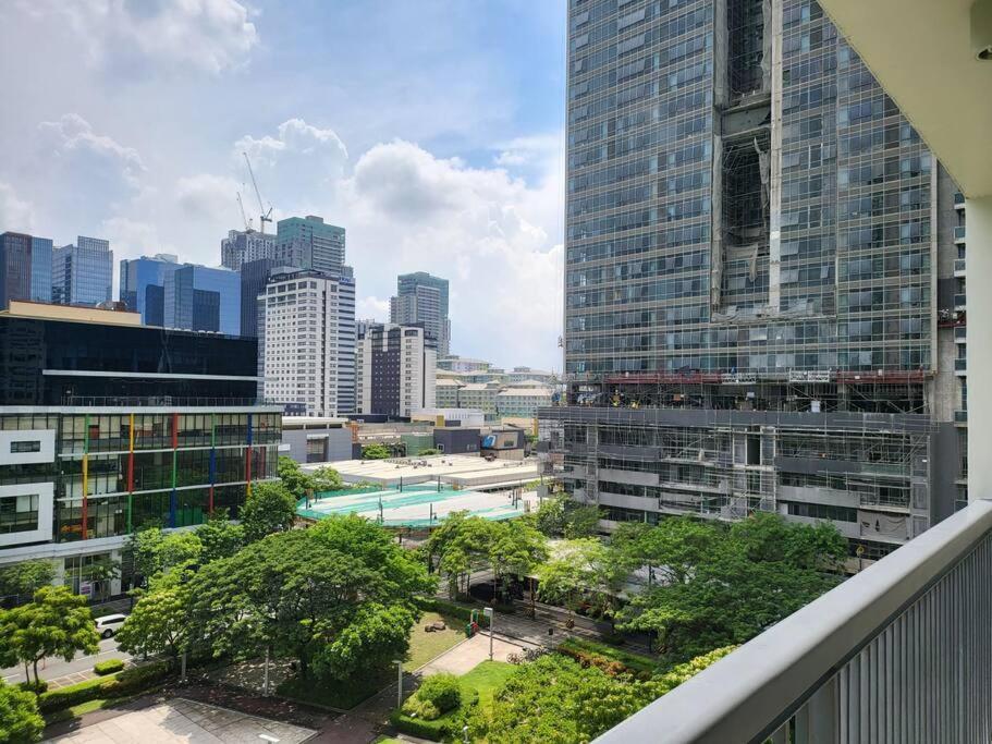 Luxury @ Bgc Sleeps 6 Comfortably Fast Wifi Pool! Daire Manila Dış mekan fotoğraf
