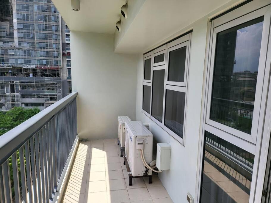 Luxury @ Bgc Sleeps 6 Comfortably Fast Wifi Pool! Daire Manila Dış mekan fotoğraf