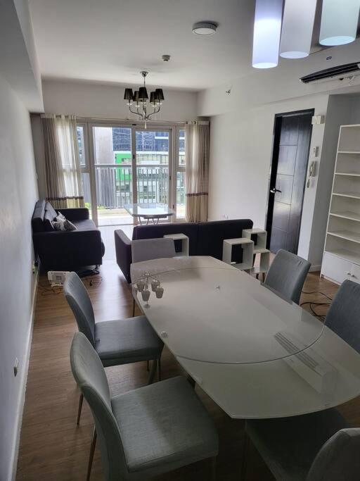 Luxury @ Bgc Sleeps 6 Comfortably Fast Wifi Pool! Daire Manila Dış mekan fotoğraf
