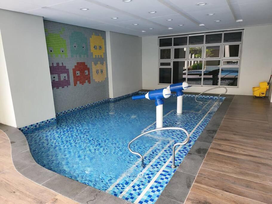 Luxury @ Bgc Sleeps 6 Comfortably Fast Wifi Pool! Daire Manila Dış mekan fotoğraf