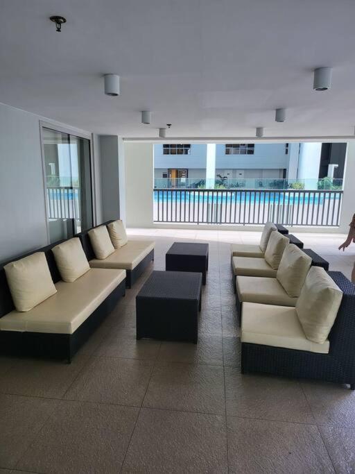 Luxury @ Bgc Sleeps 6 Comfortably Fast Wifi Pool! Daire Manila Dış mekan fotoğraf