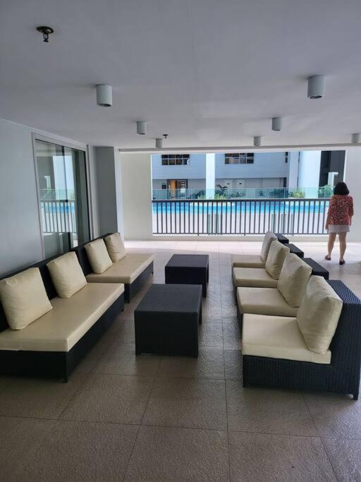Luxury @ Bgc Sleeps 6 Comfortably Fast Wifi Pool! Daire Manila Dış mekan fotoğraf