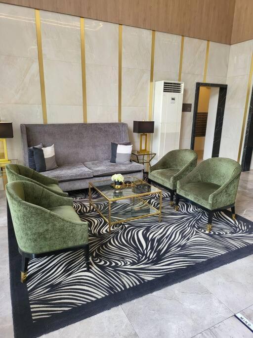 Luxury @ Bgc Sleeps 6 Comfortably Fast Wifi Pool! Daire Manila Dış mekan fotoğraf