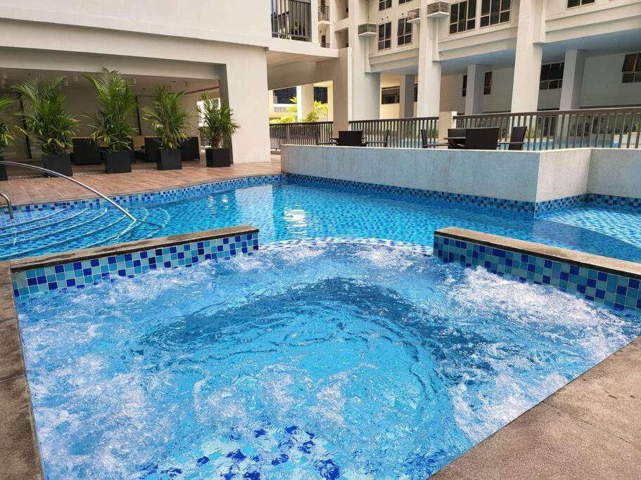 Luxury @ Bgc Sleeps 6 Comfortably Fast Wifi Pool! Daire Manila Dış mekan fotoğraf