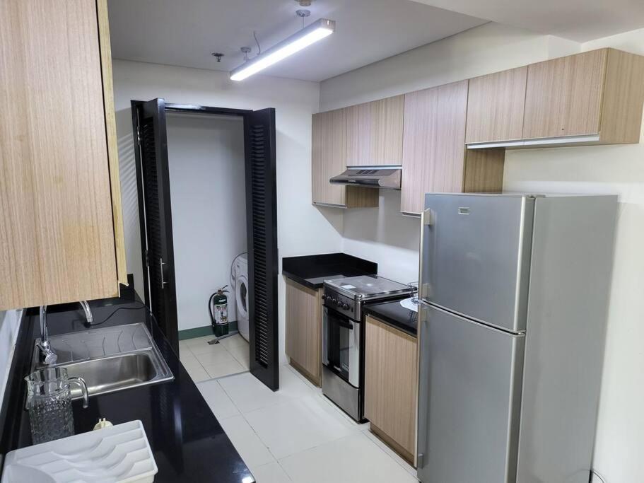 Luxury @ Bgc Sleeps 6 Comfortably Fast Wifi Pool! Daire Manila Dış mekan fotoğraf