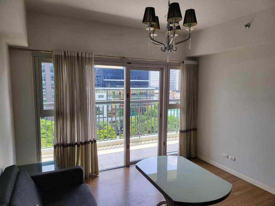 Luxury @ Bgc Sleeps 6 Comfortably Fast Wifi Pool! Daire Manila Dış mekan fotoğraf