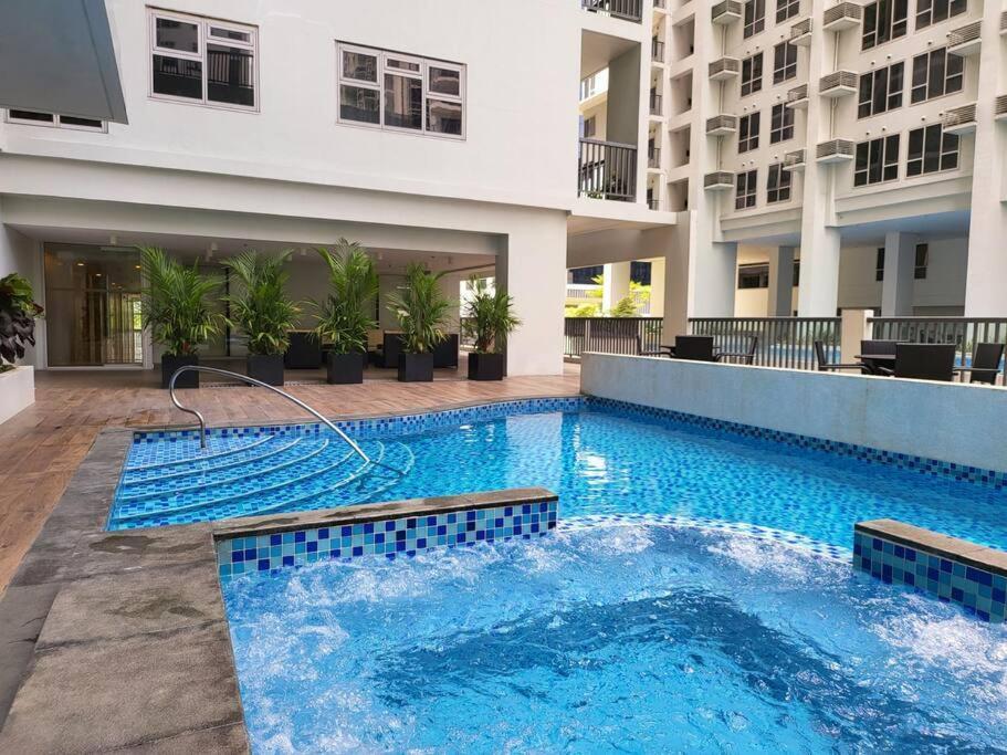 Luxury @ Bgc Sleeps 6 Comfortably Fast Wifi Pool! Daire Manila Dış mekan fotoğraf