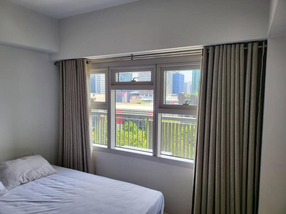 Luxury @ Bgc Sleeps 6 Comfortably Fast Wifi Pool! Daire Manila Dış mekan fotoğraf