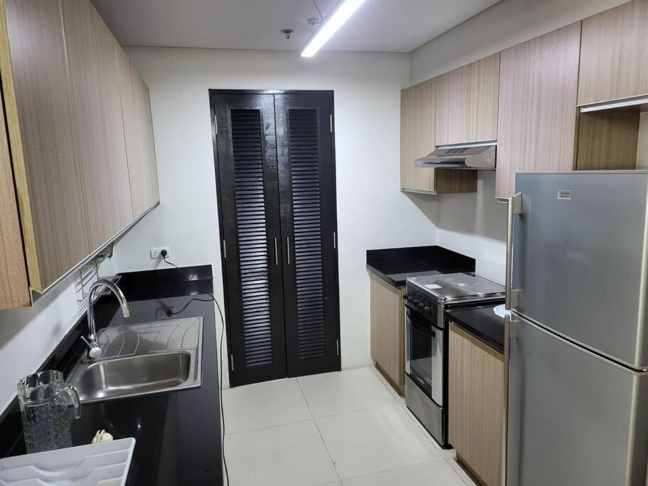 Luxury @ Bgc Sleeps 6 Comfortably Fast Wifi Pool! Daire Manila Dış mekan fotoğraf