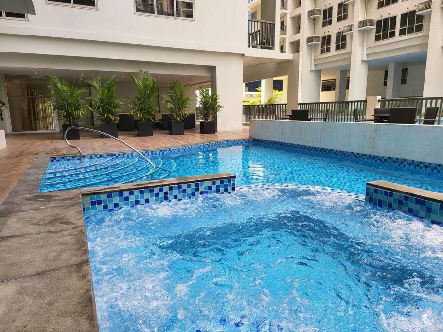 Luxury @ Bgc Sleeps 6 Comfortably Fast Wifi Pool! Daire Manila Dış mekan fotoğraf