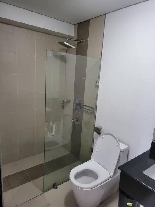 Luxury @ Bgc Sleeps 6 Comfortably Fast Wifi Pool! Daire Manila Dış mekan fotoğraf